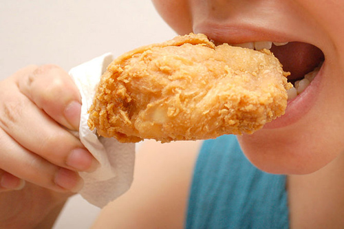  Lý do không nên cho trẻ ăn quá nhiều đùi gà chiên?