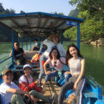 Du Khách đi Du Lịch Hồ Ba Bể